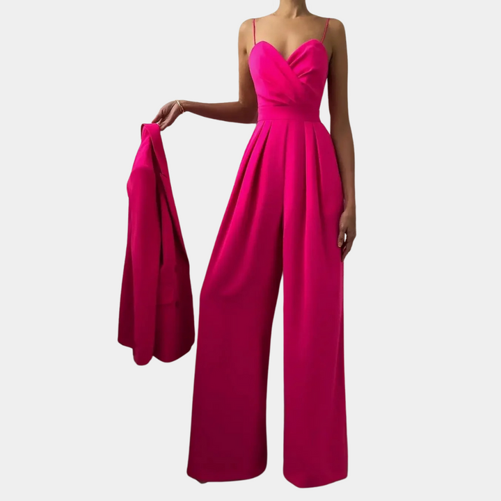 Roze jumpsuit met spaghetti bandjes en geplooide details, gecombineerd met bijpassende blazer. Perfect voor elegante damesmode en avondkleding.