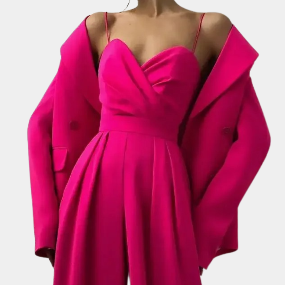 Vrouw in felroze jurk met spaghettibandjes en bijpassende oversized blazer. Trendy damesmode, elegante avondkleding, opvallende roze outfit.