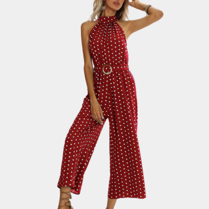 Rode jumpsuit met witte stippen, mouwloos ontwerp, hoge hals en bijpassende riem. Trendy damesmode, zomeroutfit, casual chique stijl.