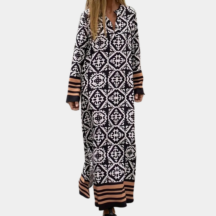 Zwart-witte maxi-jurk met geometrisch patroon en gestreepte boorden, lange mouwen, V-hals. Perfect voor modieuze dameskleding.