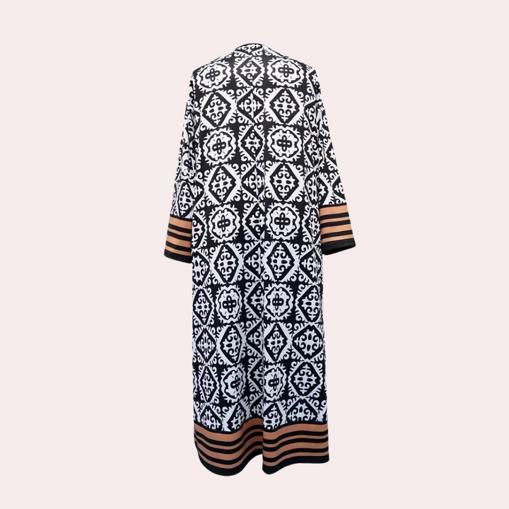 Zwart-witte kimono met geometrisch patroon en bruine strepen, lange mouwen, bohemian stijl, damesmode, trendy kleding, achteraanzicht.
