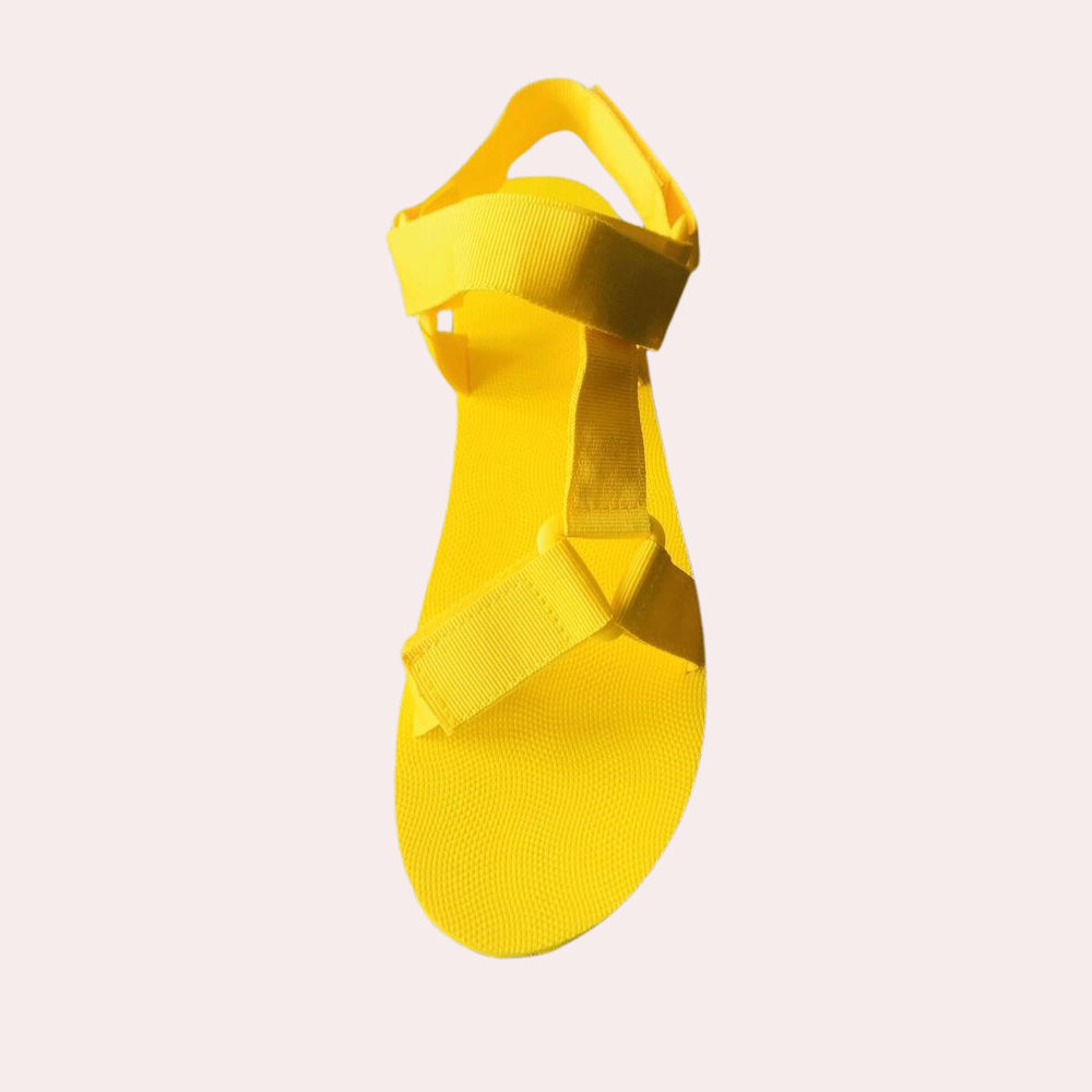 Heldere gele sandaal met verstelbare bandjes, ideaal voor zomerse wandelingen. Comfortabele en duurzame sandalen voor dagelijks gebruik.