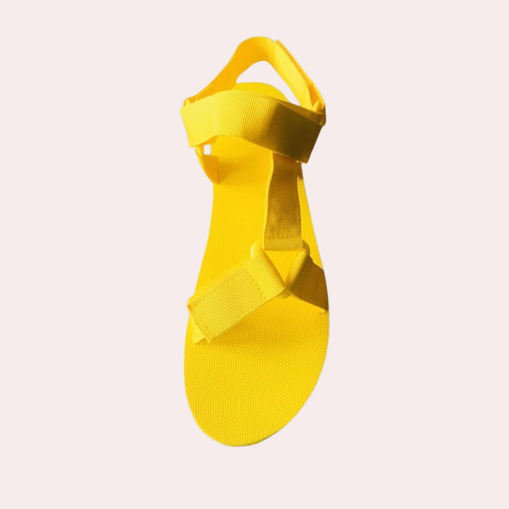 Heldere gele sandaal met verstelbare bandjes, ideaal voor zomerse wandelingen. Comfortabele en duurzame sandalen voor dagelijks gebruik.