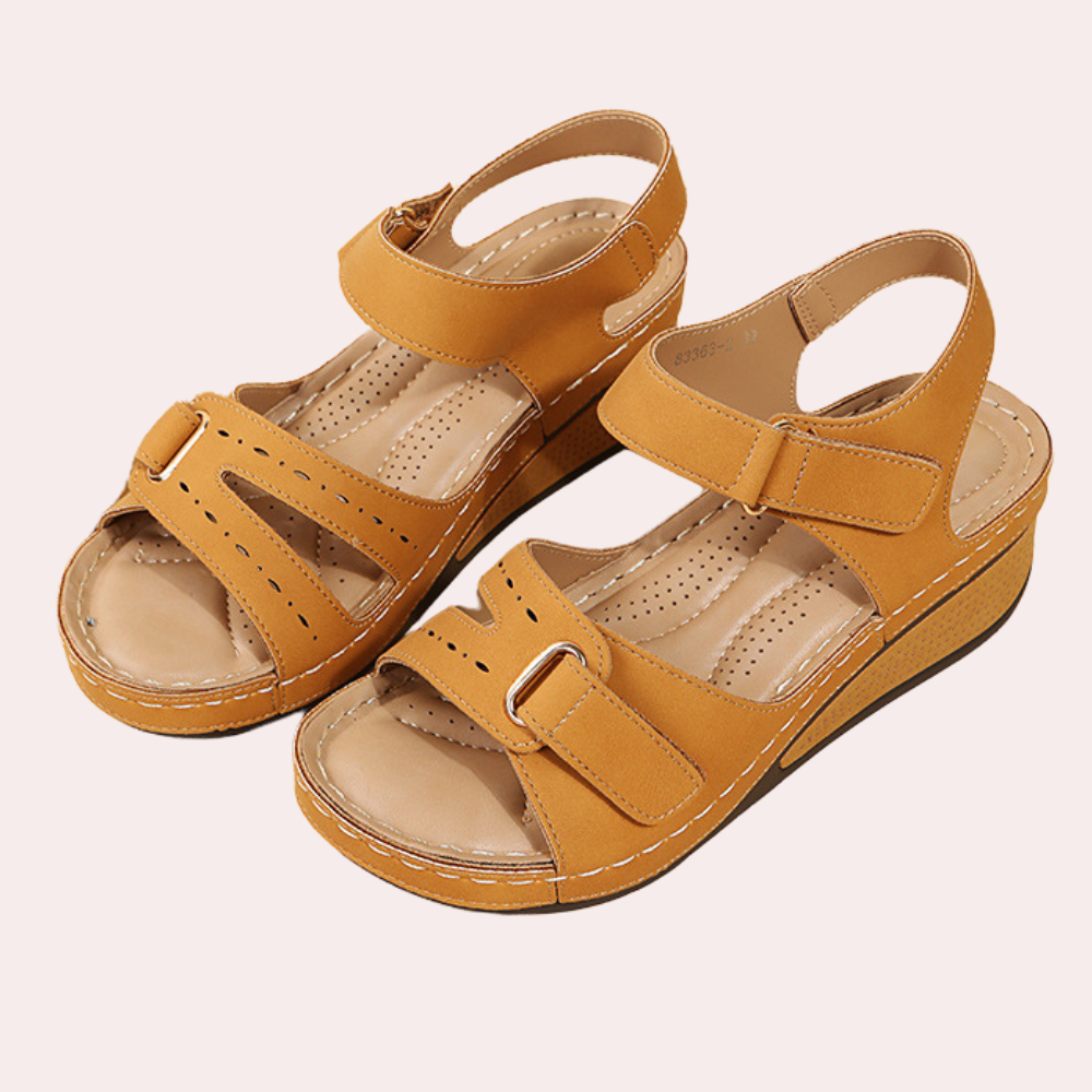 Bruine leren sandalen met klittenbandsluiting en open teen, comfortabele damesmode, zomerschoeisel, casual stijl, verhoogde zool.