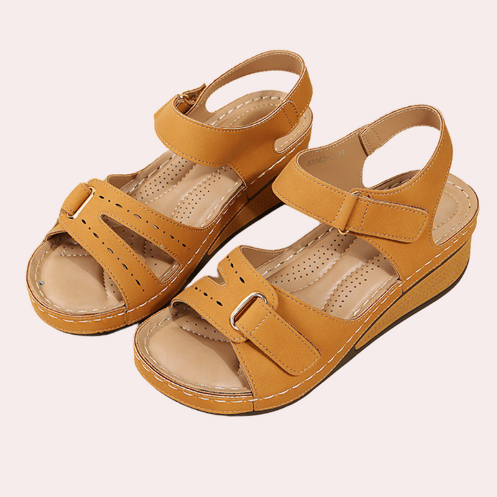 Bruine leren sandalen met klittenbandsluiting en open teen, comfortabele damesmode, zomerschoeisel, casual stijl, verhoogde zool.