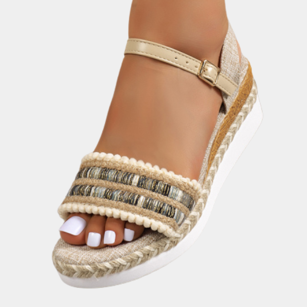 Beige sandaal met multicolor bandjes en witte zool, espadrille stijl. Perfect voor zomerse outfits. Comfortabele en modieuze damesmode.