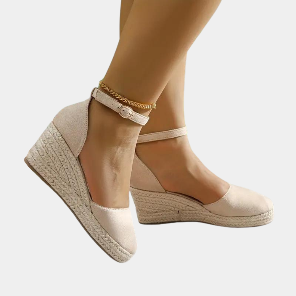 Beige espadrille sleehakken met enkelbandje, zomerschoenen voor dames, comfortabele en stijlvolle sandalen, perfect voor casual en elegante outfits.