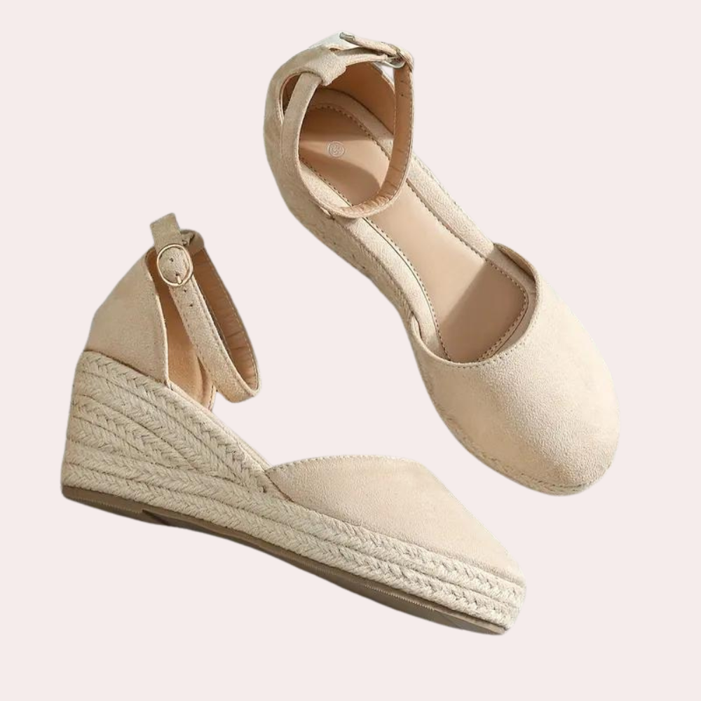 Beige espadrille sandalen met sleehak, suède bovenwerk en enkelbandje. Perfect voor zomerse outfits en casual elegantie.