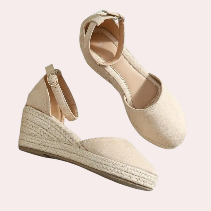 Beige espadrille sandalen met sleehak, suède bovenwerk en enkelbandje. Perfect voor zomerse outfits en casual elegantie.