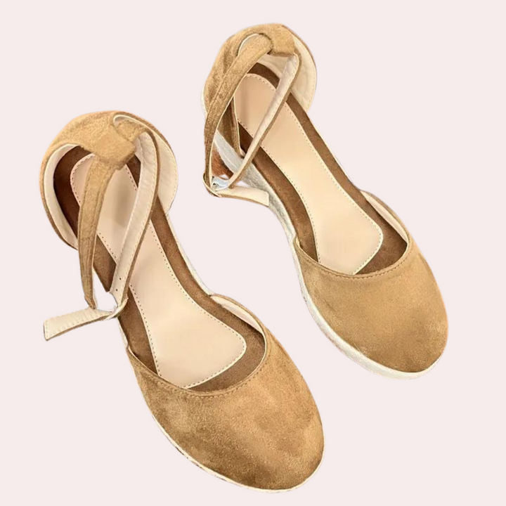 Bruine suède dames espadrilles met enkelbandje, comfortabele zomerschoenen, casual stijl, perfect voor dagelijks gebruik en stranduitjes.