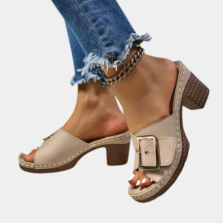 Dames sandalen met hak, khaki kleur, grote gesp, open teen, casual stijl, gedragen met gerafelde jeans. Perfect voor zomermode en comfort.