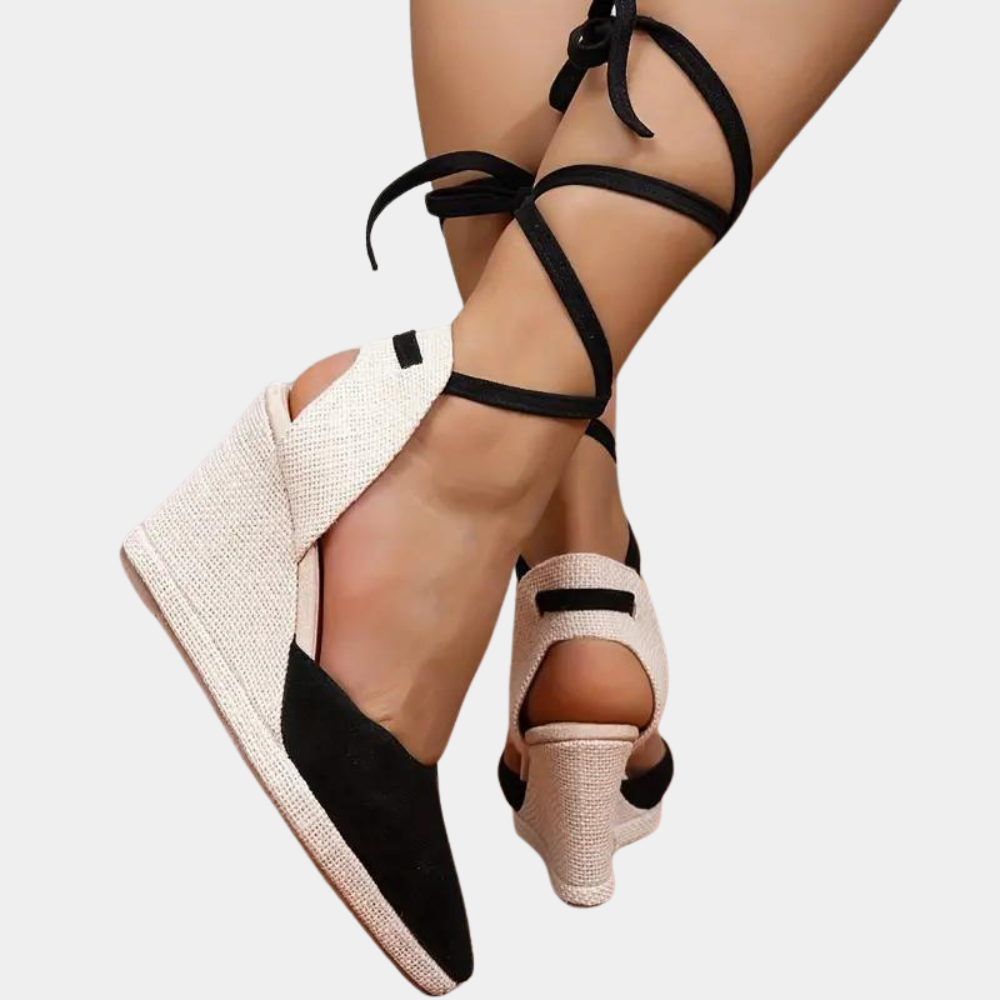 Zwarte espadrille sleehakken met beige details en enkelbandjes, stijlvolle zomerschoenen voor dames, perfect voor casual en elegante outfits.
