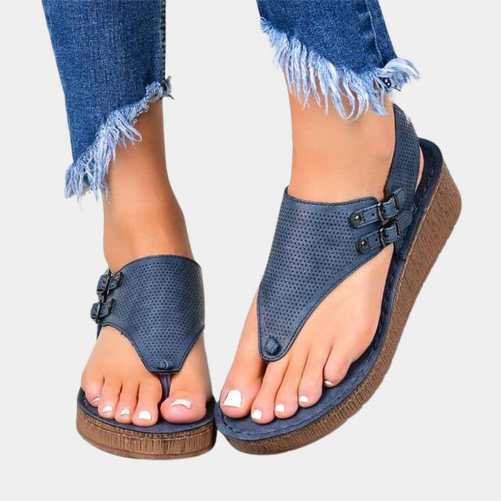 Blauwe dames sandalen met sleehak, gespen en geperforeerd ontwerp. Comfortabele zomerschoenen, perfect voor casual outfits en dagelijks gebruik.