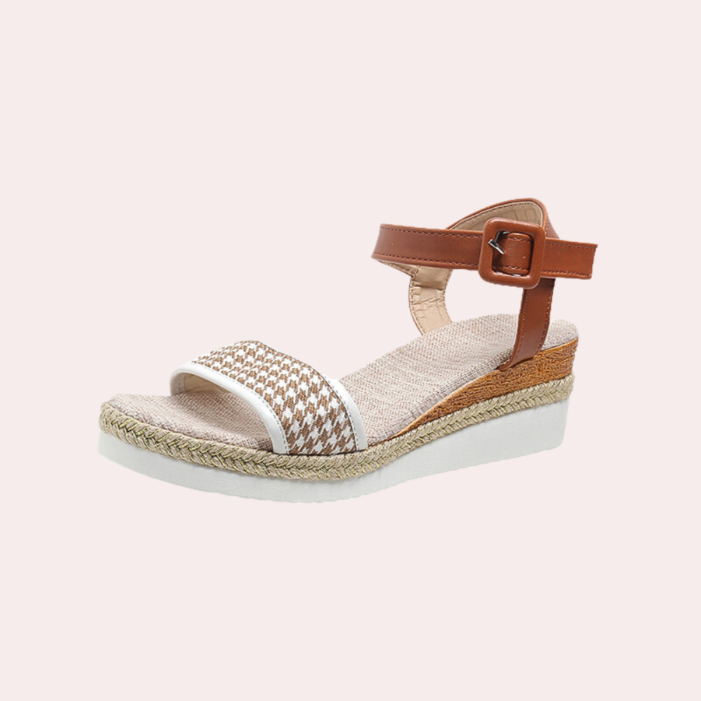 Witte dames espadrille sandaal met bruine leren enkelband, gevlochten zool en geweven voorband. Perfect voor zomerse outfits en casual stijl.