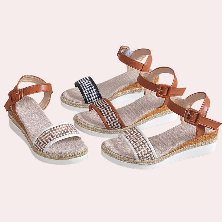 Twee paar damessandalen met sleehak, bruine leren bandjes en pied-de-poule patroon, zomerschoenen, comfortabel en stijlvol design.