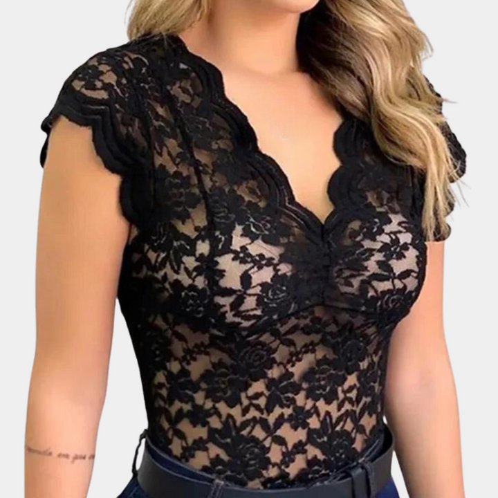Zwarte kanten blouse met bloemenpatroon, korte mouwen en V-hals. Elegante damesmode, perfect voor avondkleding of chique gelegenheden.