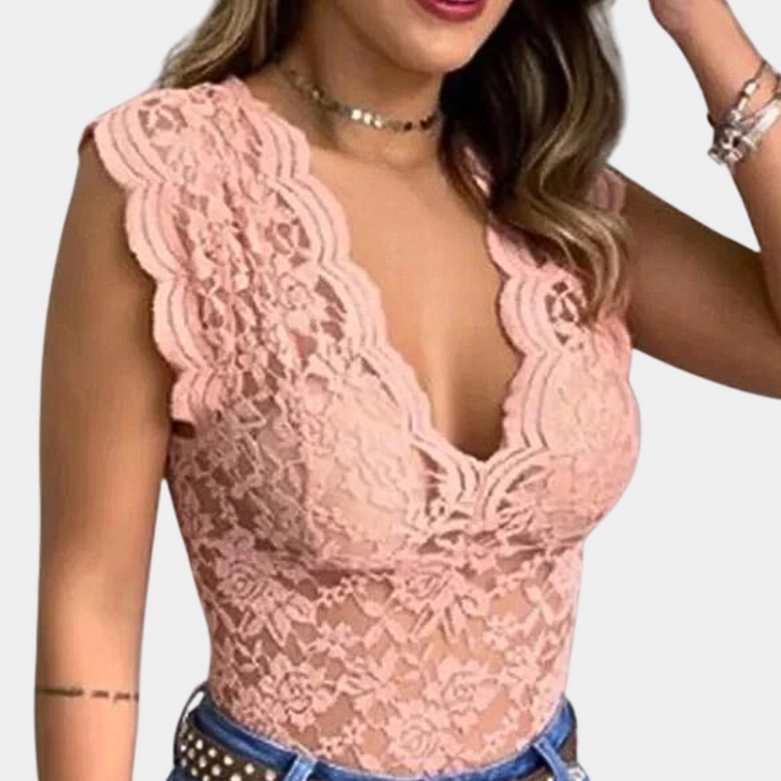 Roze kanten top met V-hals en kapmouwtjes, gedragen door een vrouw. Perfect voor zomermode, elegante dameskleding, trendy en stijlvol.