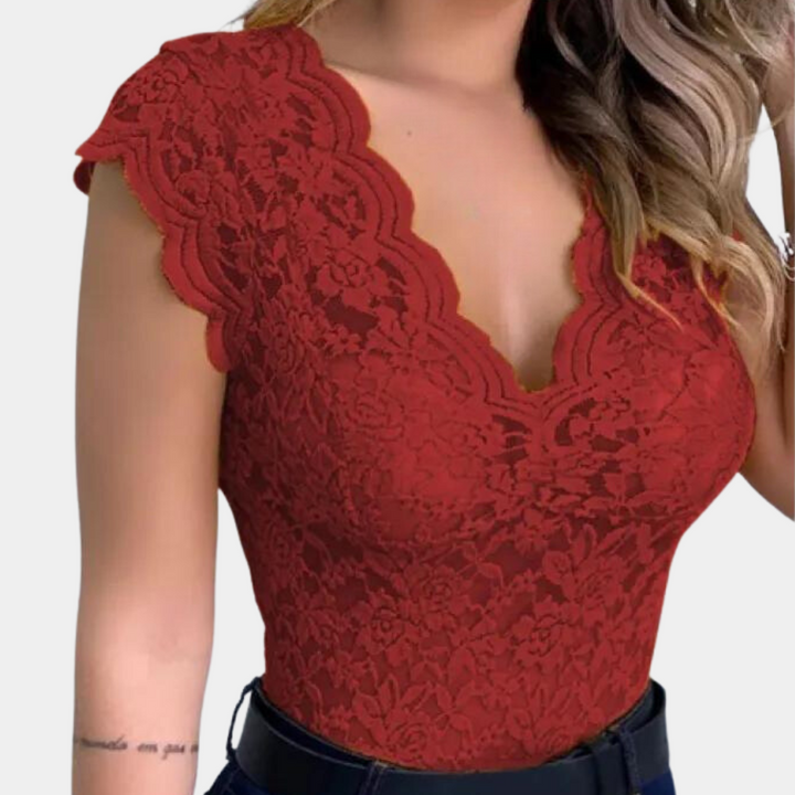 Vrouw in rode kanten top met V-hals en korte mouwen, modieuze kleding, elegante damesmode, trendy outfit voor avond- of feestelijke gelegenheden.