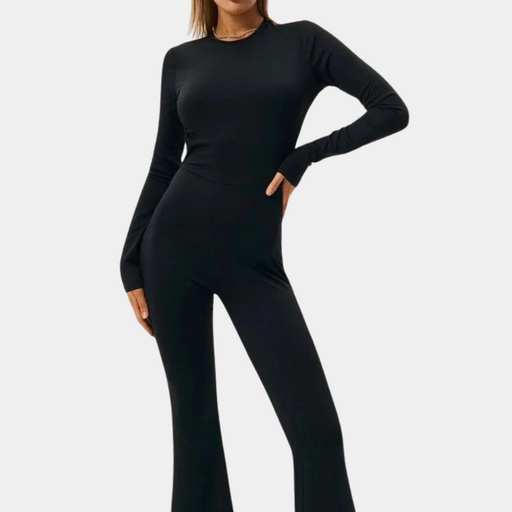 Zwarte dames jumpsuit met lange mouwen en wijde pijpen, perfect voor een stijlvolle en moderne look. Ideaal voor modebewuste vrouwen.