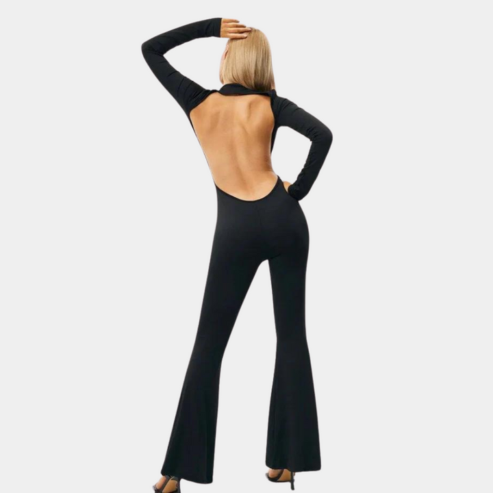 Zwarte jumpsuit met open rug, lange mouwen en wijde pijpen, gedragen door een model. Perfect voor avondkleding en modieuze gelegenheden.
