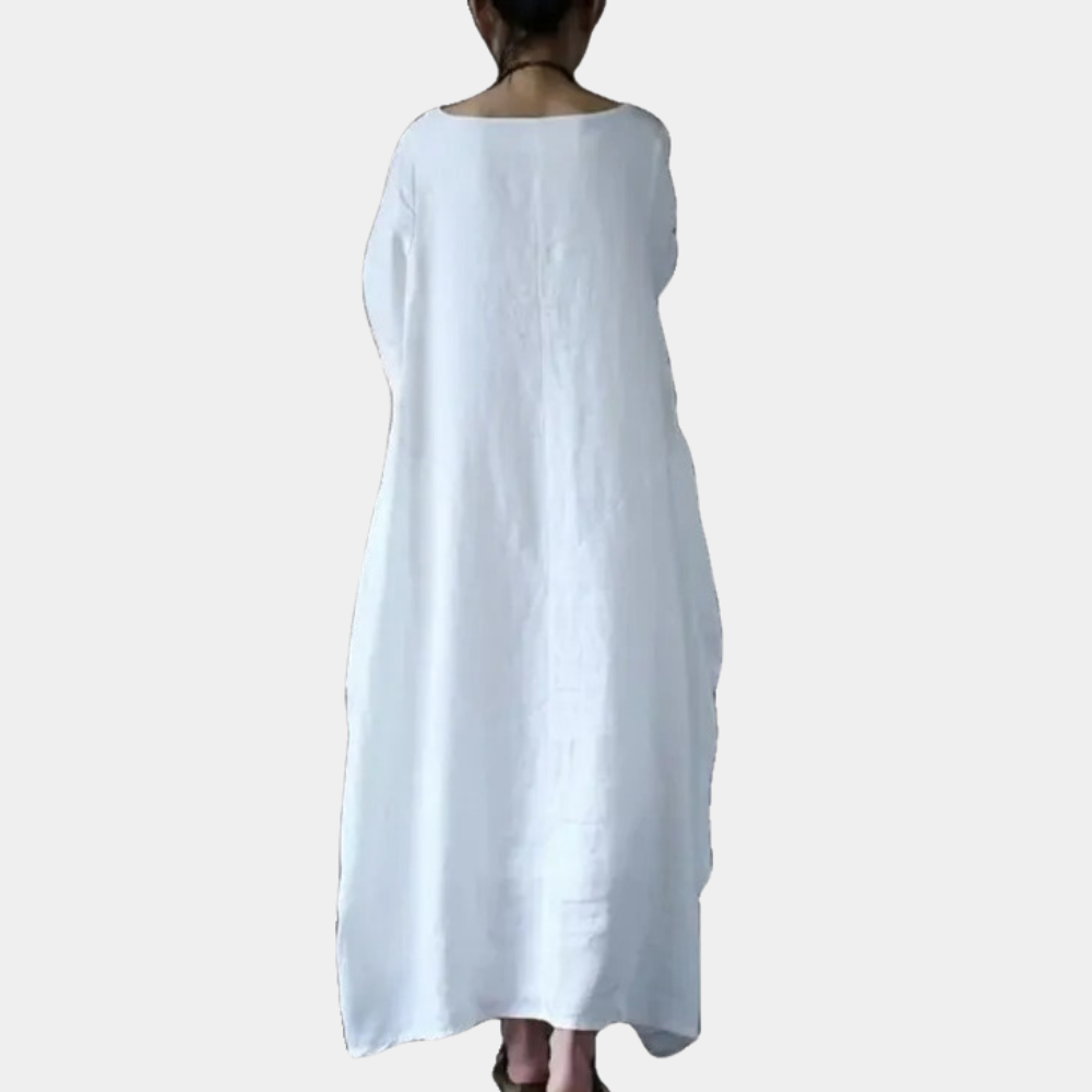 Witte lange jurk, achteraanzicht, minimalistisch ontwerp, losse pasvorm, damesmode, casual zomerjurk, comfortabele katoenen stof.