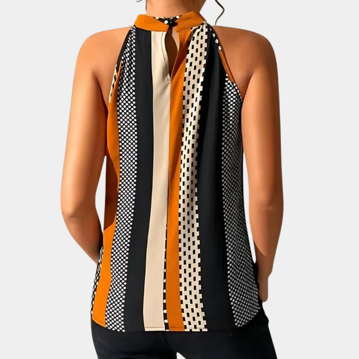 Dames top met halternek, oranje en zwart gestreept patroon, geometrisch design, mouwloos, modieuze zomerblouse, casual dameskleding.