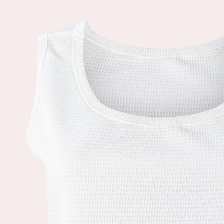 Witte dames tanktop van katoen met geribbelde textuur, mouwloos ontwerp, ideaal voor casual zomeroutfits. Comfortabele en ademende stof.