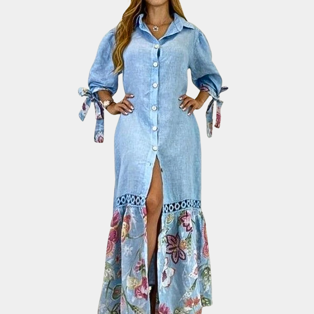 Blauwe lange jurk met knopen, bloemenprint en strikdetails op de mouwen. Perfect voor zomerse dagen. Trendy damesmode, casual elegantie.