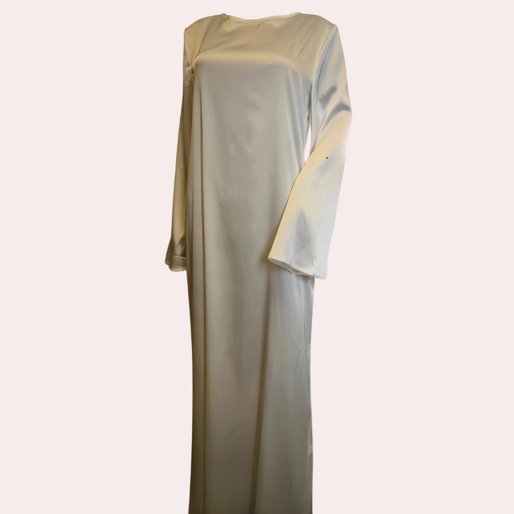 Witte satijnen jurk met lange mouwen, elegant en minimalistisch ontwerp, perfect voor formele gelegenheden. Luxe avondjurk voor dames.