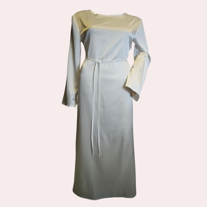 Witte satijnen maxi-jurk met lange mouwen en strikceintuur, elegant avondkleding ontwerp, perfect voor formele gelegenheden en bruiloften.