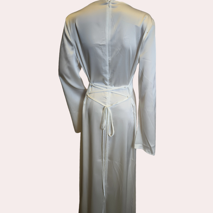 Witte satijnen badjas met lange mouwen en strikceintuur, achteraanzicht. Luxe dameskleding, comfortabel en elegant voor thuisgebruik.