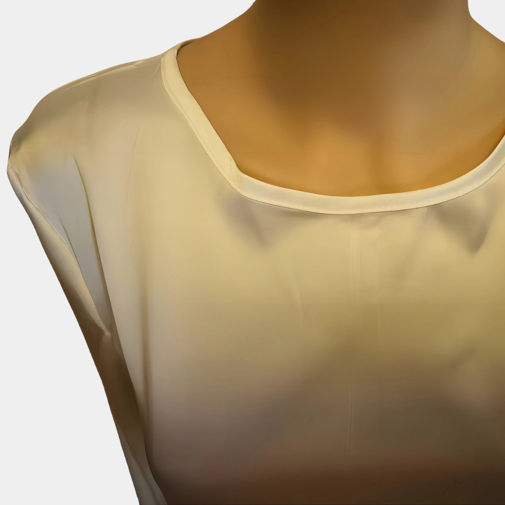 Witte damesblouse met ronde hals, mouwloos ontwerp. Elegante en minimalistische stijl, perfect voor zakelijke en casual outfits.