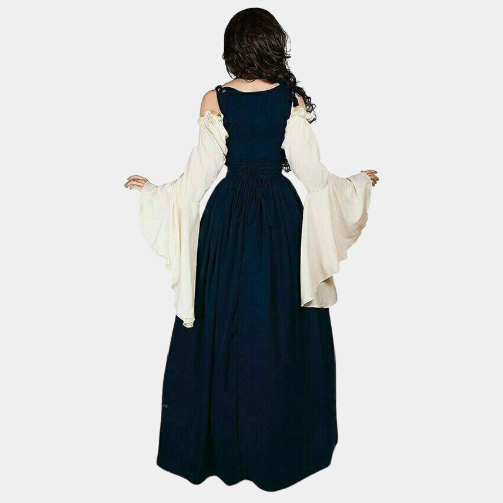 Achteraanzicht van een vrouw in een middeleeuwse blauwe jurk met wijde mouwen, historische kleding, cosplay, renaissance mode.