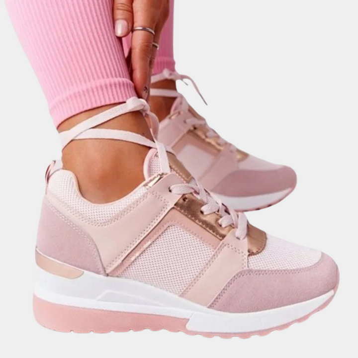 Roze dames sneakers met witte zool, mesh en suède details. Modieuze sportschoenen, ideaal voor casual en sportieve outfits.
