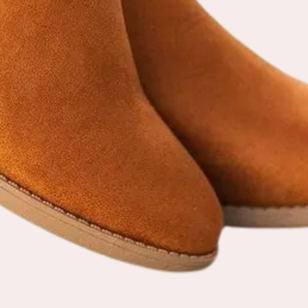 Oranje suède enkellaarsjes met ronde neus en platte zool, stijlvolle damesmode, comfortabele herfst- en winterlaarzen.