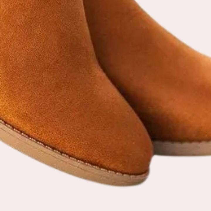 Oranje suède enkellaarsjes met ronde neus en platte zool, stijlvolle damesmode, comfortabele herfst- en winterlaarzen.