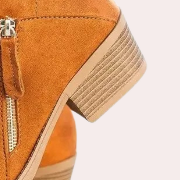 Oranje suède enkellaars met ritssluiting en houten hak. Trendy damesmode, comfortabele herfst- en winterlaars. Perfect voor casual en chique outfits.