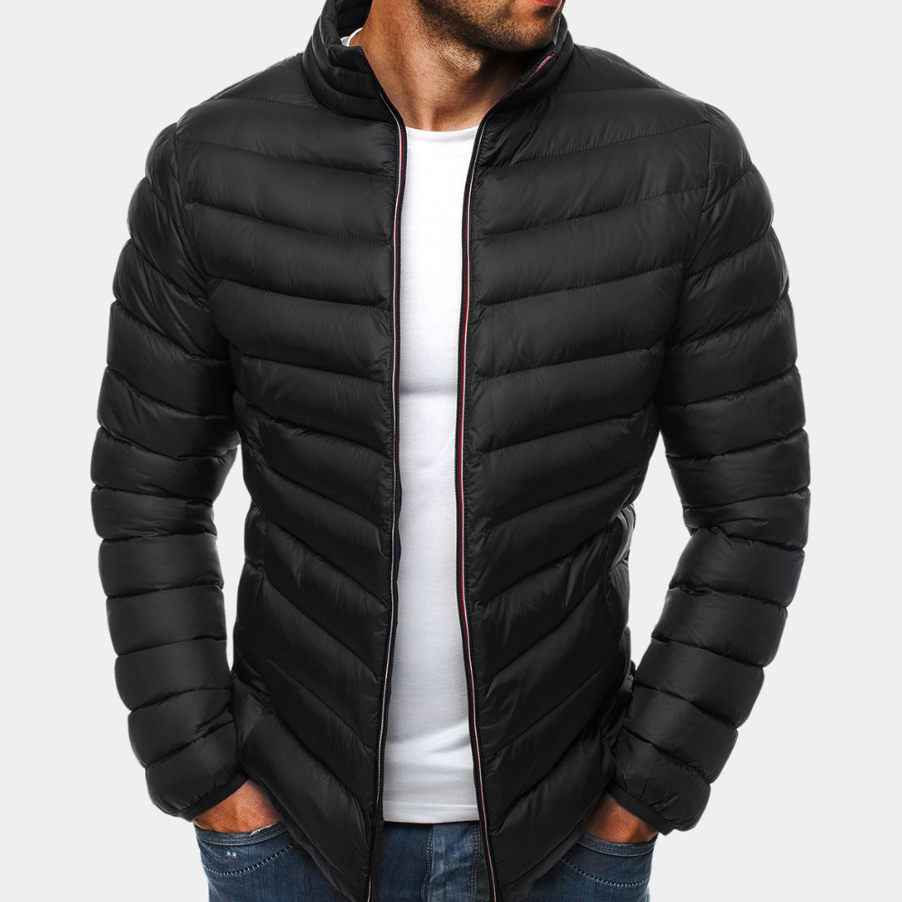 Man in zwarte gewatteerde jas, casual wintermode, stijlvolle herenkleding, comfortabele outdoorjas, modetrend, geïsoleerde achtergrond.