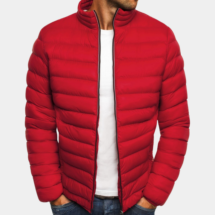 Rode gewatteerde jas voor heren, modieus en warm, ideaal voor winterkleding. Comfortabele pasvorm, perfect voor casual en outdoor activiteiten.