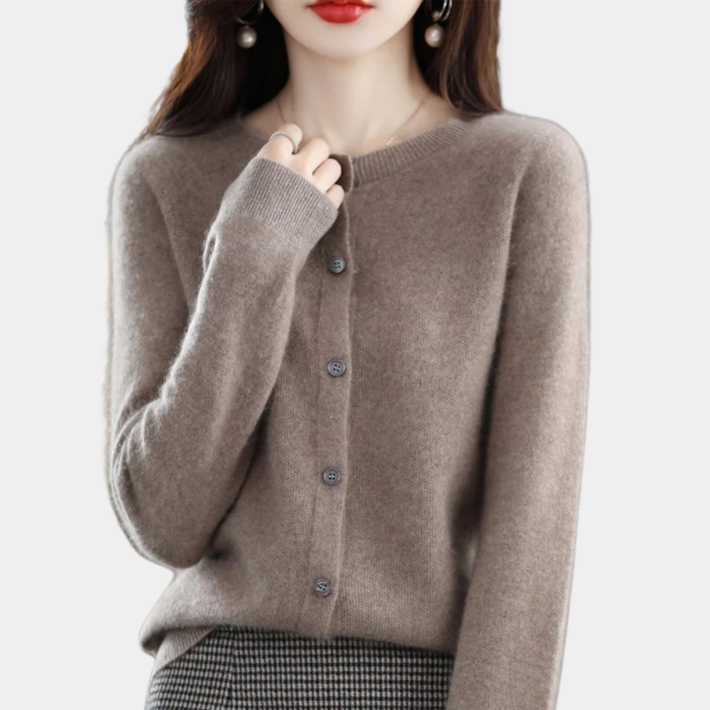 Vrouw in bruine kasjmier trui met knopen, stijlvolle herfstmode, elegante dameskleding, trendy outfit, comfortabele en warme look.