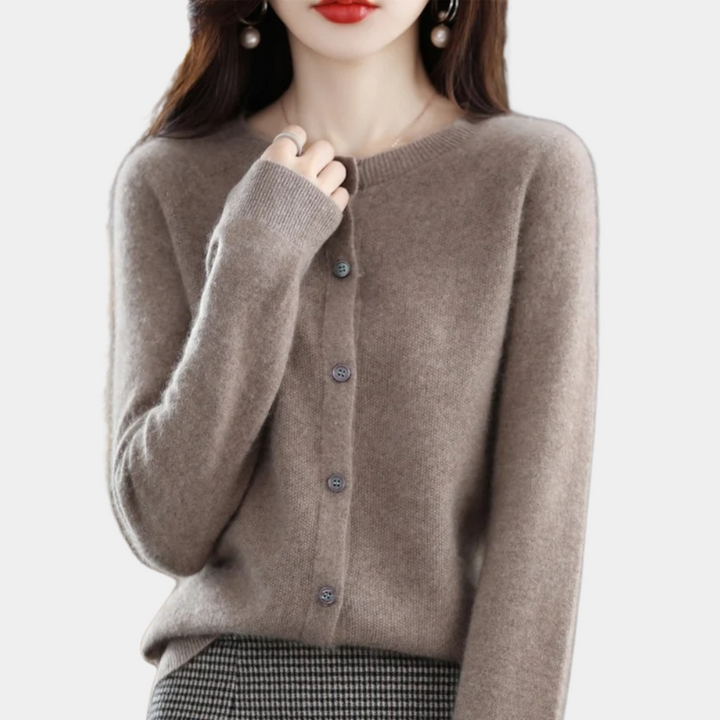Vrouw in bruine kasjmier trui met knopen, stijlvolle herfstmode, elegante dameskleding, trendy outfit, comfortabele en warme look.