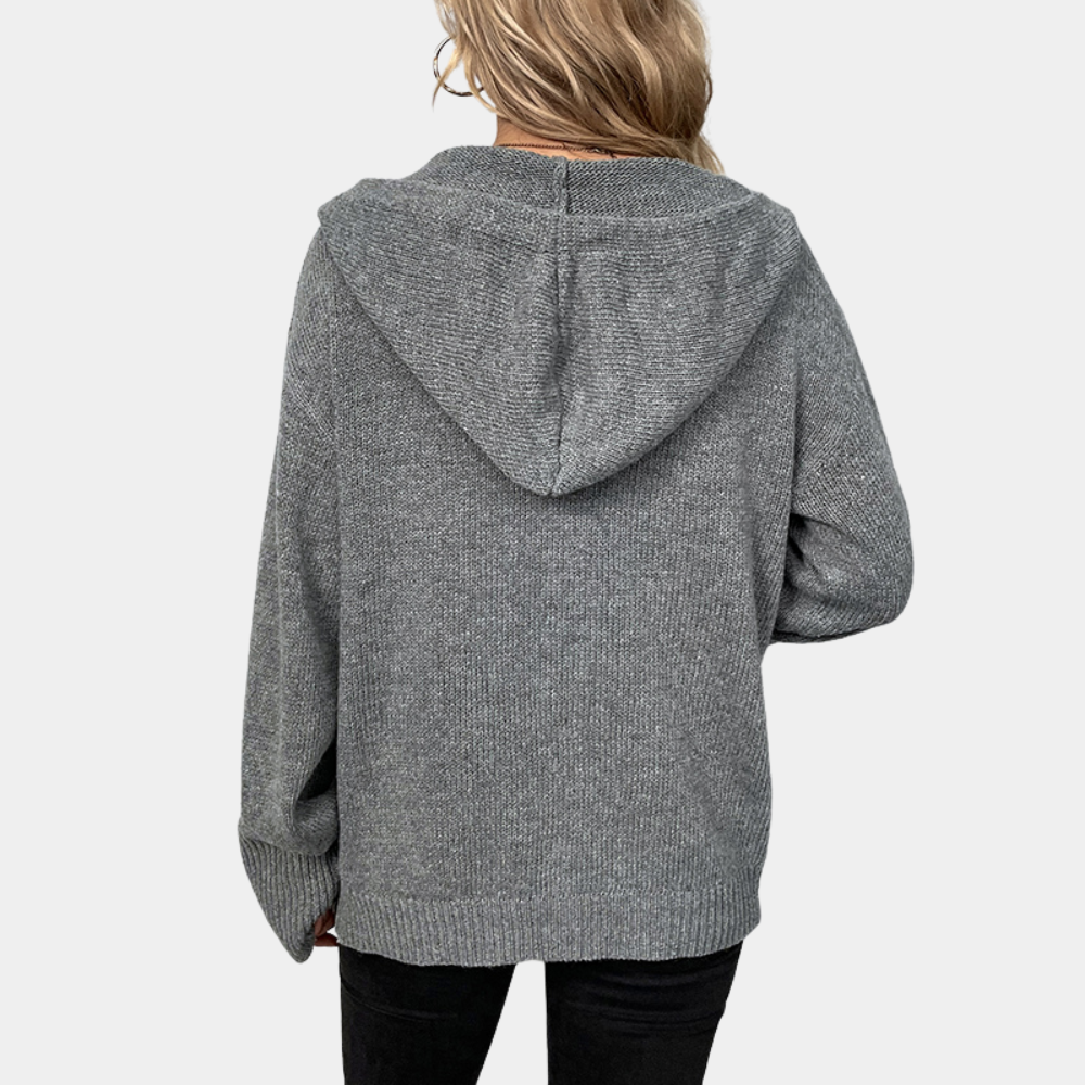 Grijze gebreide dameshoodie, achterkant, met capuchon en lange mouwen. Comfortabele casual mode, ideaal voor herfst en winter.