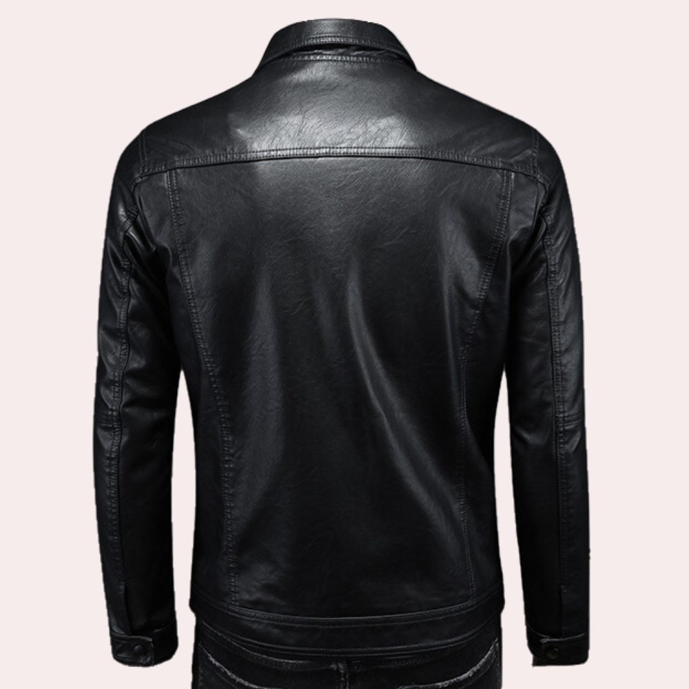 Zwarte leren jas voor heren, achterkant. Stijlvolle motorjas met klassieke kraag en stiksels. Perfect voor casual en modieuze looks.