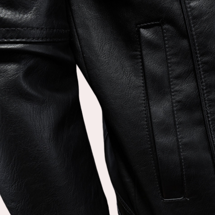 Zwarte leren jas met rechte zak, detailopname. Hoogwaardige textuur, stijlvolle mode, herenkleding, tijdloze uitstraling, duurzame kwaliteit.