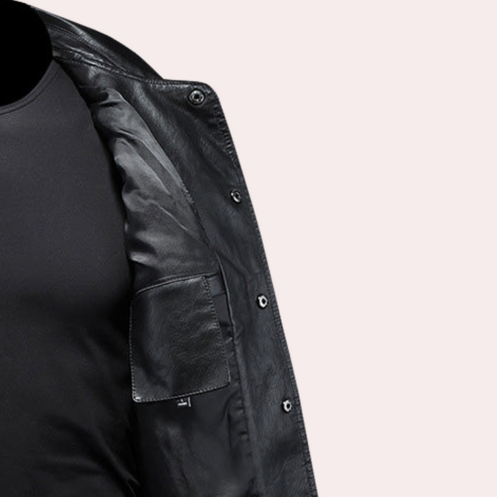 Zwarte leren jas voor heren, open getoond met zichtbare binnenvoering. Stijlvolle en tijdloze mode, perfect voor casual en formele gelegenheden.