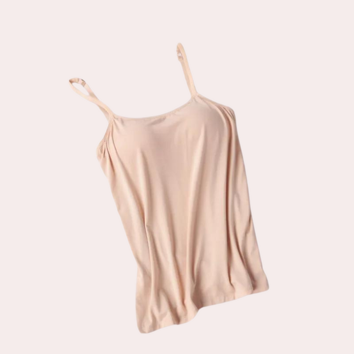 Nude kleurige dames top met spaghettibandjes, zijaanzicht. Zachte stof, casual stijl. Perfect voor zomeroutfits en gelaagde looks.