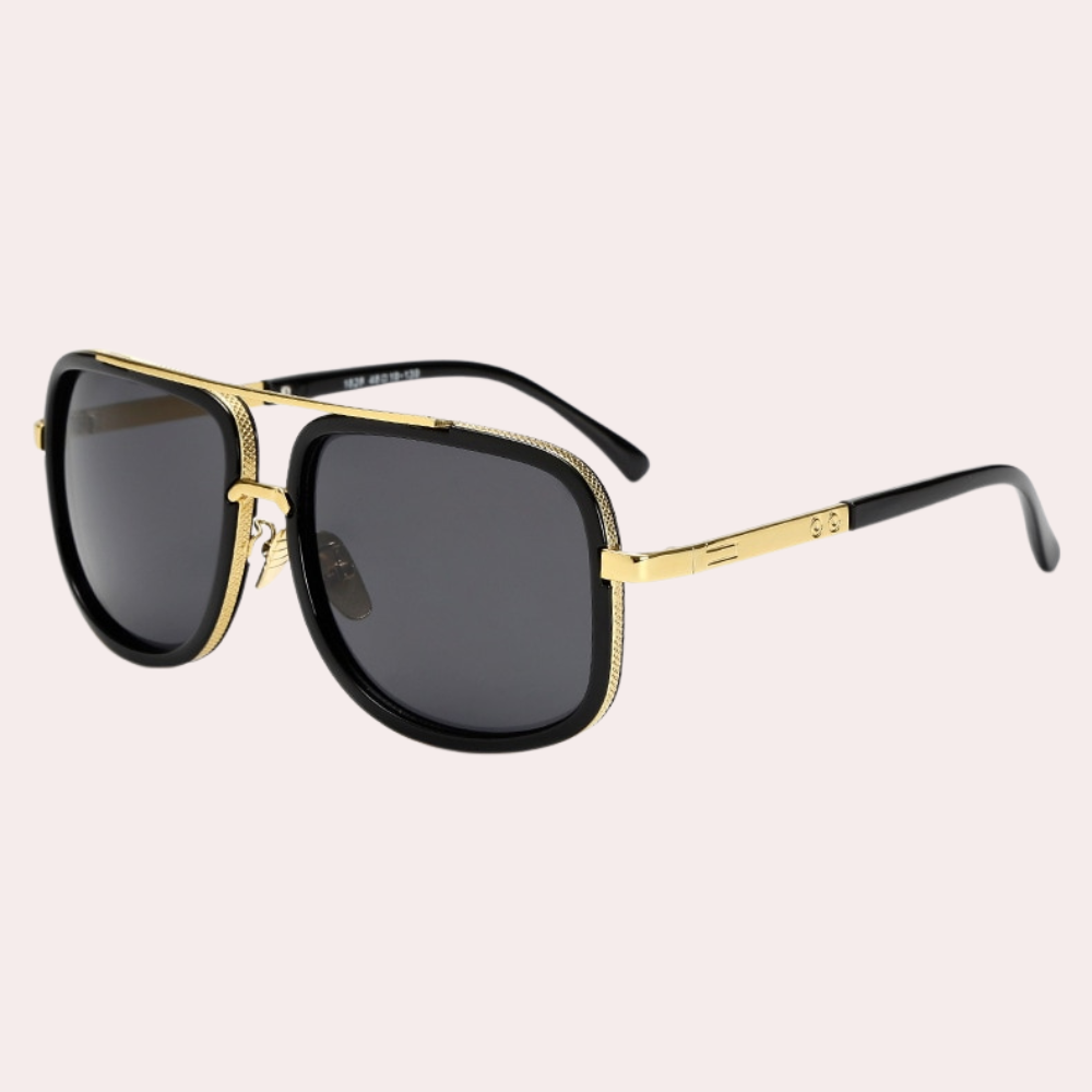 Zwarte zonnebril met gouden accenten, vierkante glazen en zwarte pootjes. Stijlvolle unisex zonnebril voor mode en UV-bescherming.