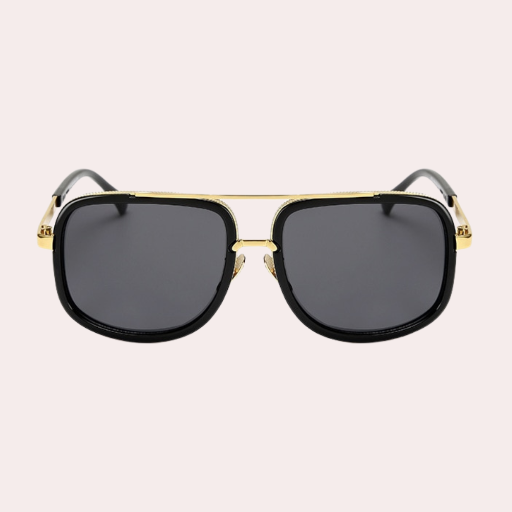 Zwarte zonnebril met gouden montuur, vierkante glazen en dubbele neusbrug, stijlvolle unisex accessoire voor mode en bescherming tegen zonlicht.