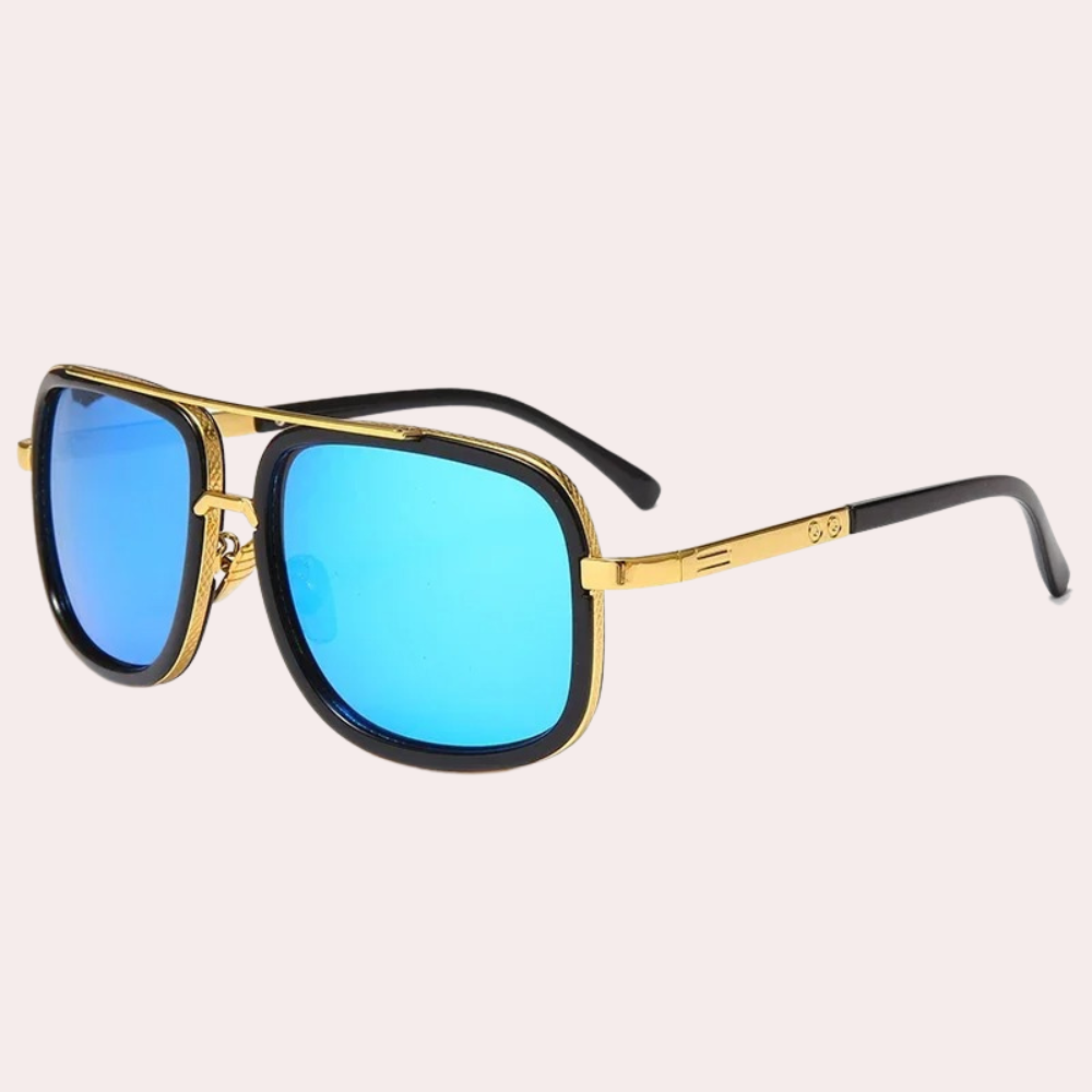 Blauwe zonnebril met gouden montuur, vierkante glazen en zwarte pootjes. Stijlvolle unisex zonnebril, ideaal voor mode en bescherming tegen zon.