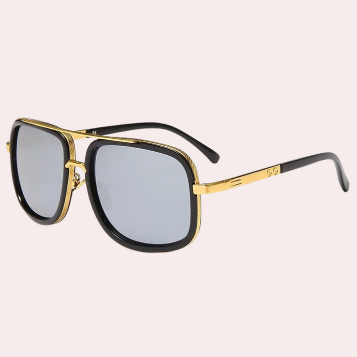 Zwarte en gouden zonnebril met vierkante glazen en zilveren spiegelcoating, modieus unisex ontwerp, ideaal voor zomeraccessoires en UV-bescherming.